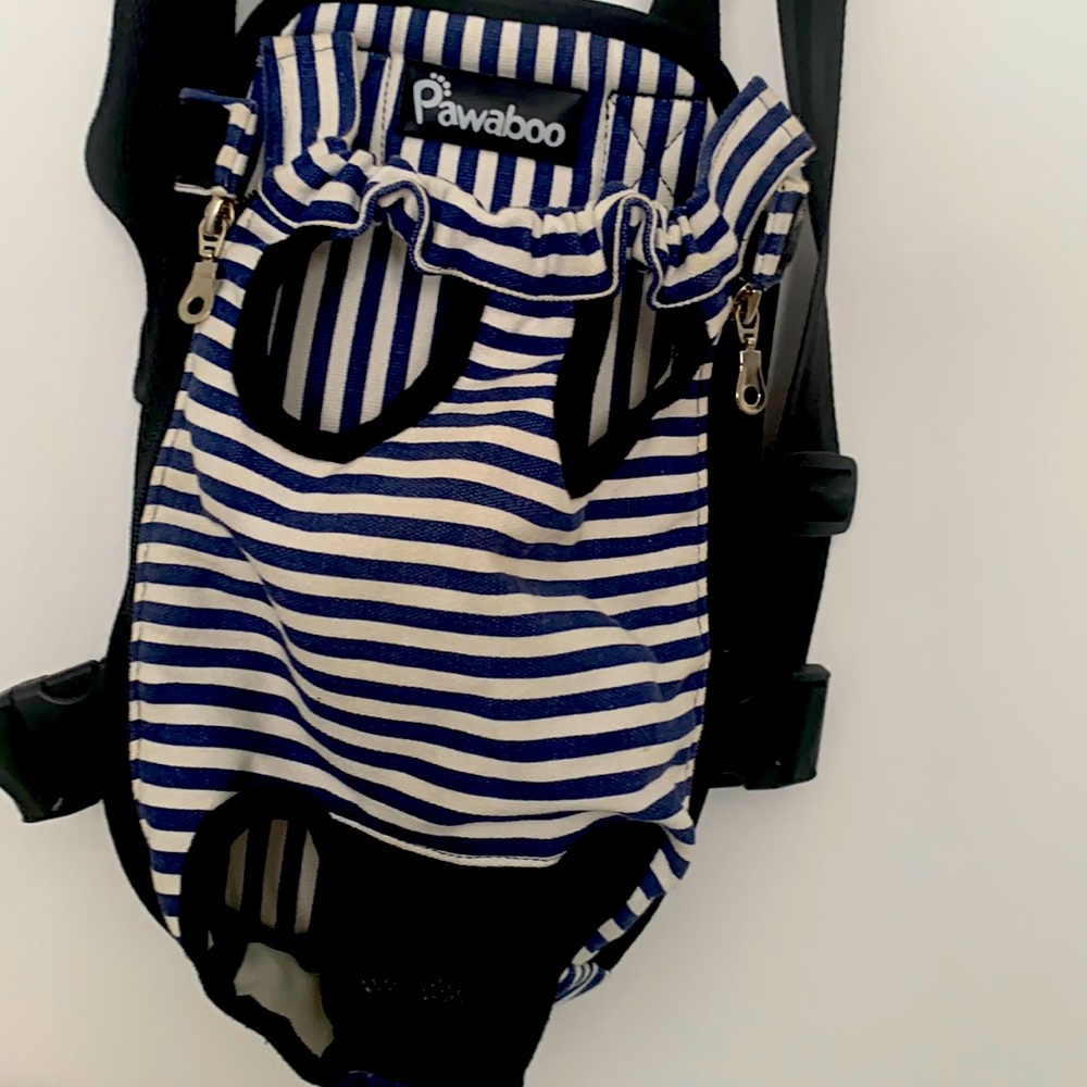 Dog carrier for small dog with tail hole